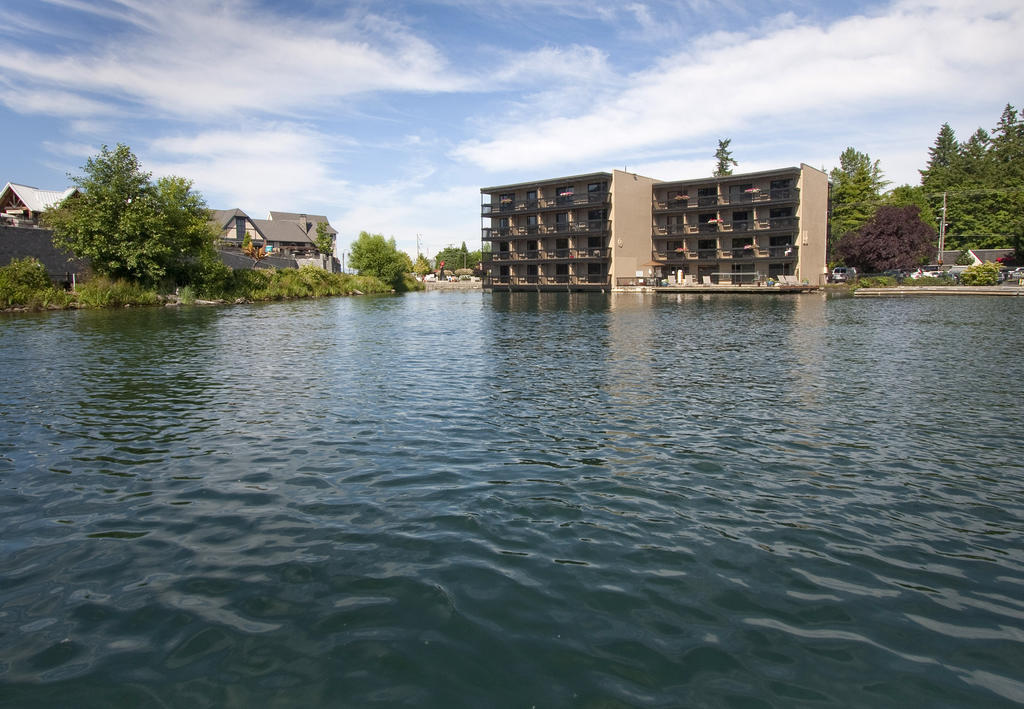 Lakeshore Inn เลคออสวีโก ภายนอก รูปภาพ