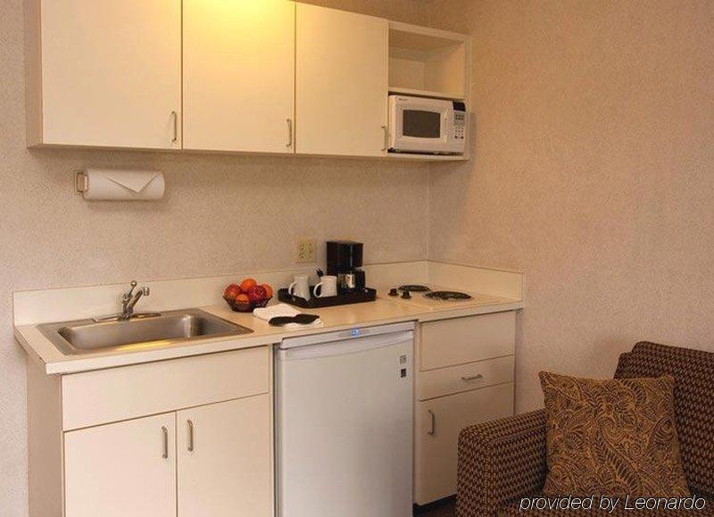 Lakeshore Inn เลคออสวีโก ภายนอก รูปภาพ