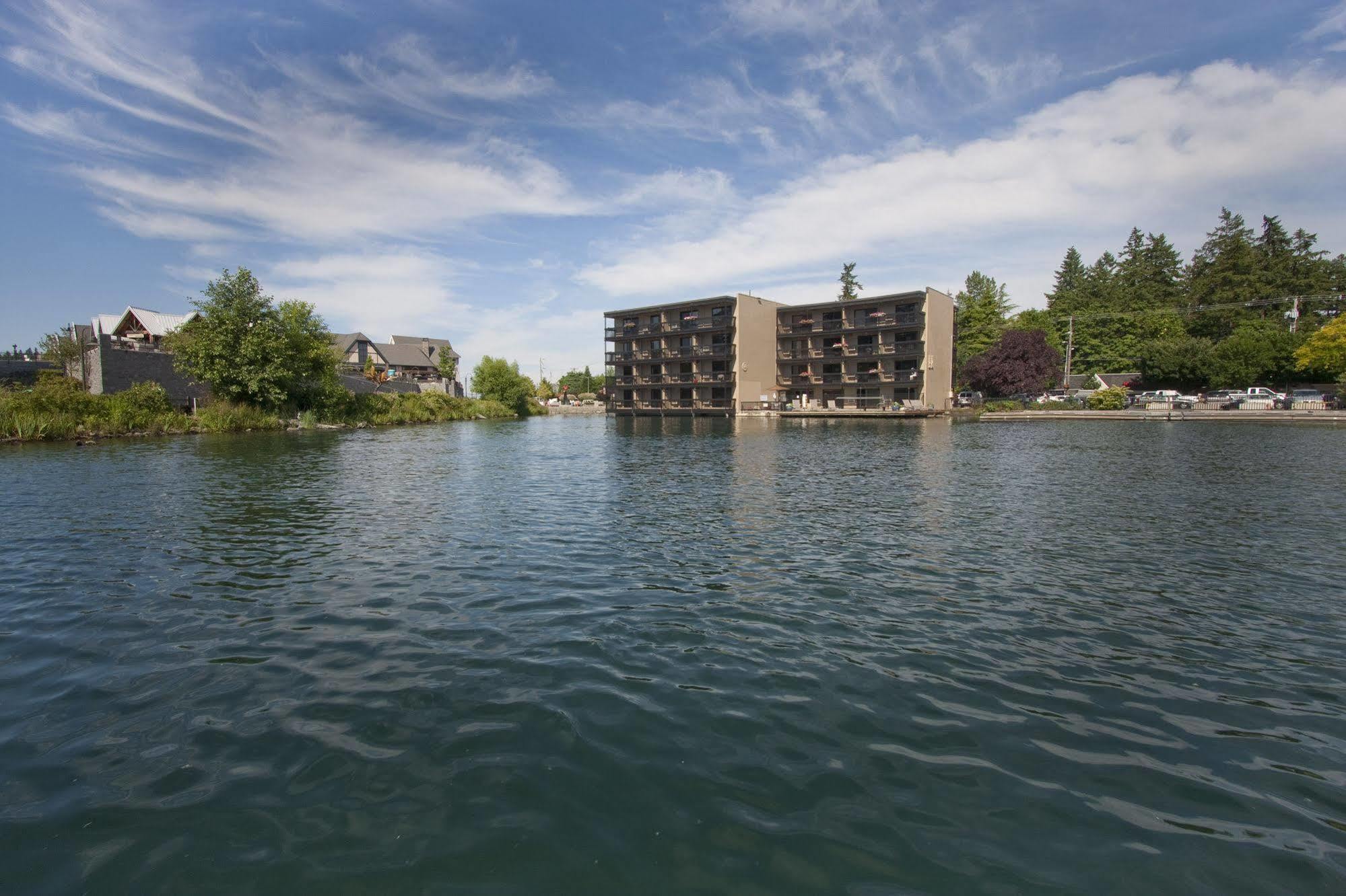 Lakeshore Inn เลคออสวีโก ภายนอก รูปภาพ