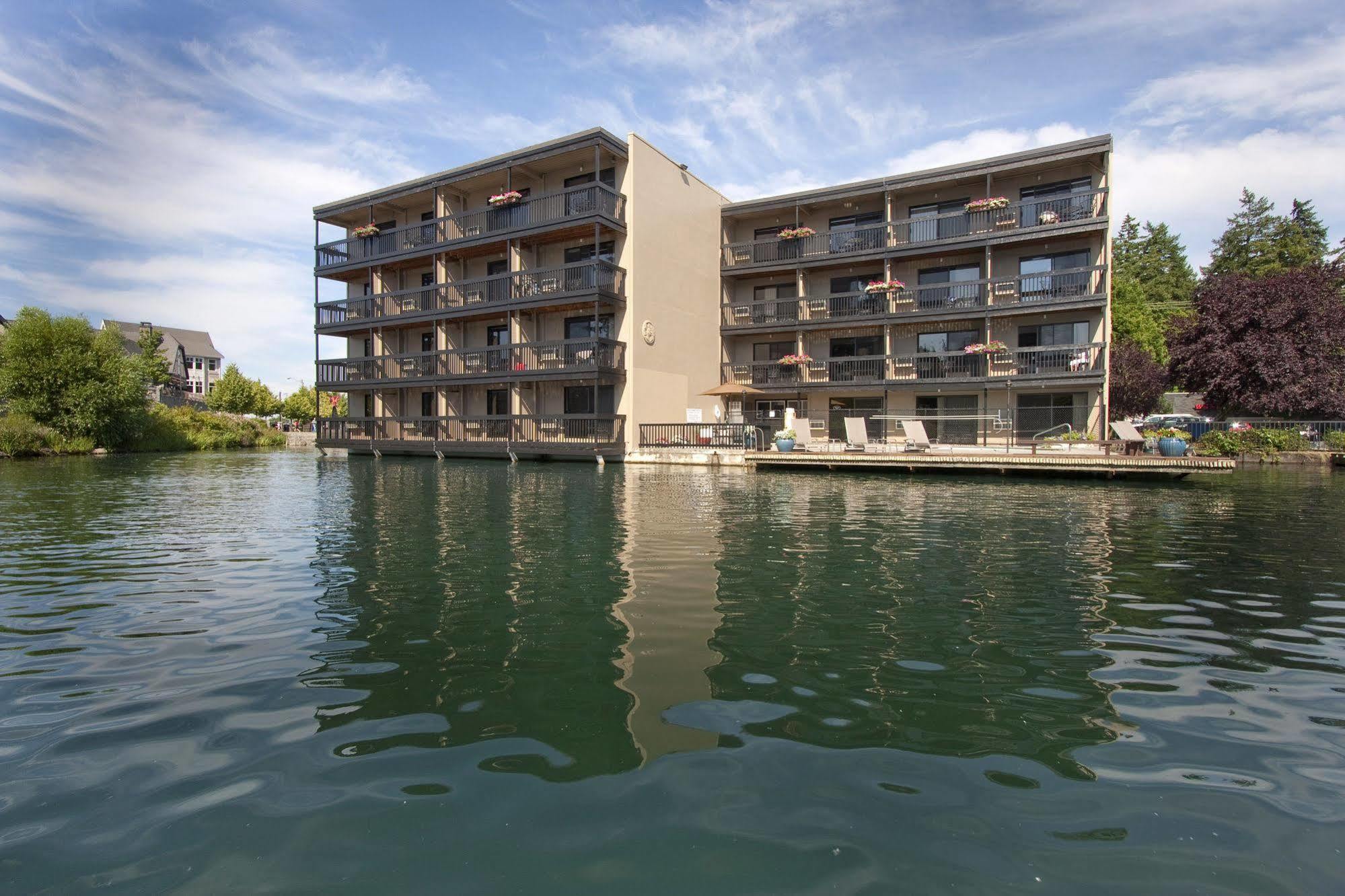 Lakeshore Inn เลคออสวีโก ภายนอก รูปภาพ